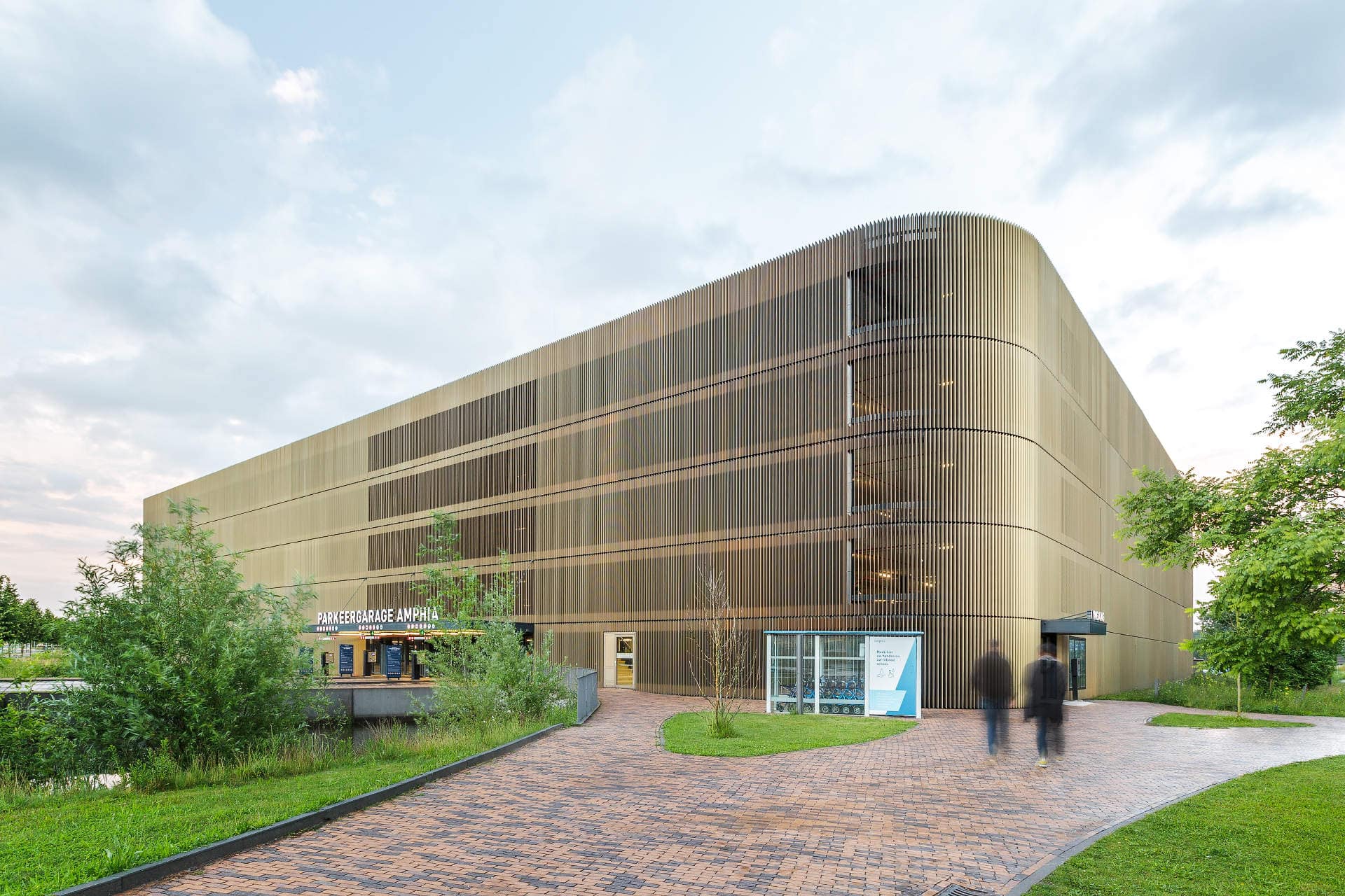 Moderne parkeergarage met strakke lijnen, innovatief ontwerp, ruime capaciteit en naadloze integratie in stedelijke omgeving.